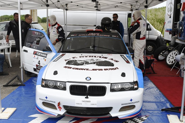 John Frederiksen og Thomas Holm Hansen gør sig klar til det første af dagens fire heat, som Slagelse Auto Sport afviklede ved Skælskør
(Foto: MD - specialpress@gmail.com)
